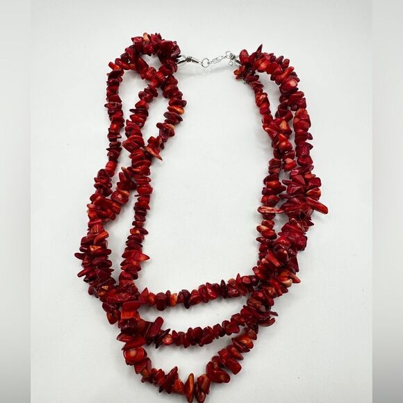 Beautiful three strand coral chip statement necklace with 925 clasp! - Picture 1 of 10